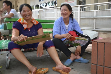 Hàng ngàn người vạ vật trong bệnh viện dưới cái nắng 39 độ C